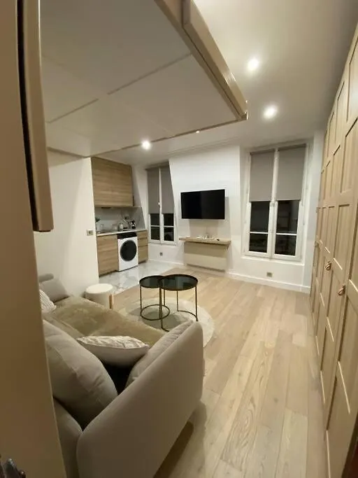 Joli Studio Paris 17 0*,  Frankrig
