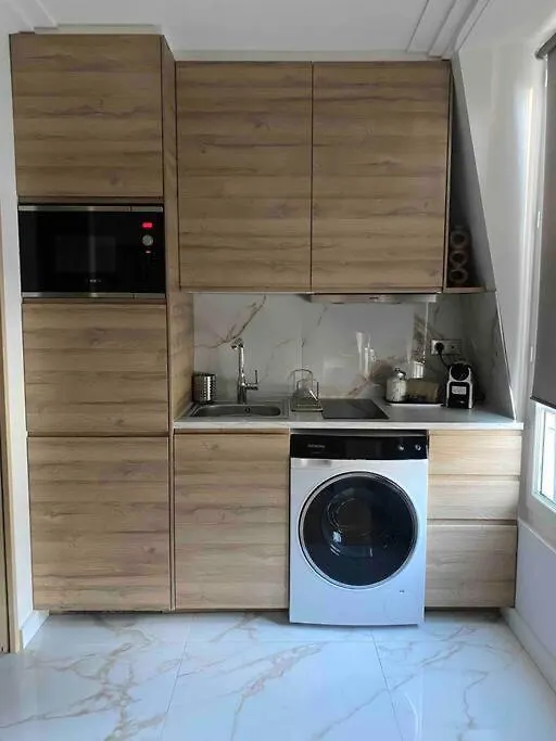 Joli Studio Paris 17 0*,